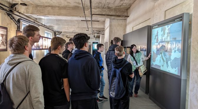 Die 9. Klassen der Wirtschaftsschule besuchen die KZ-Gedenkstätte Flossenbürg